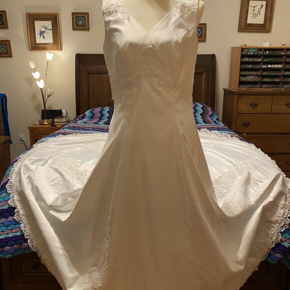 #18) Wedding Gown: Vine Blossoms - Picture 1 of 8